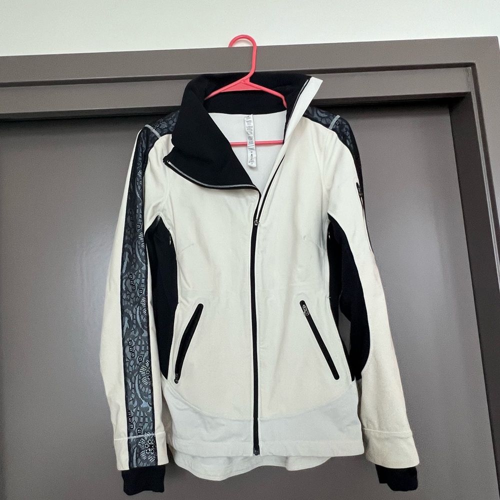 Reposh- lululemon black and white jacket with reflective lace sleeves